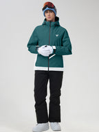 Men's green ski jacket and snow pants set, hands clasped
