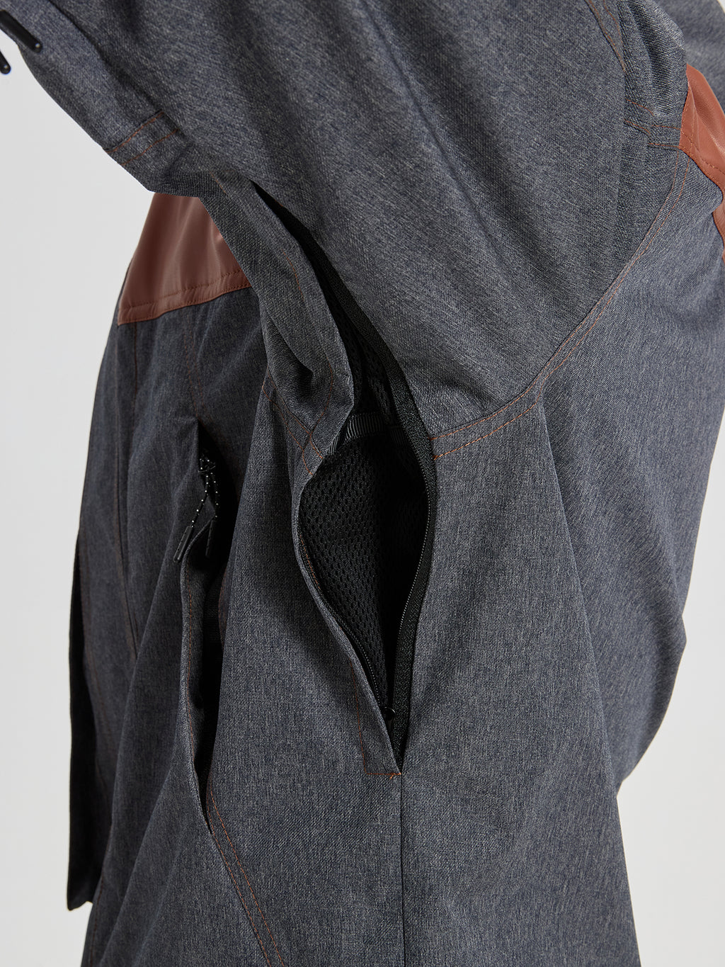 Men's Ski Jacket & Bibs Set in Gray – Inner Mesh Media Pocket Detail