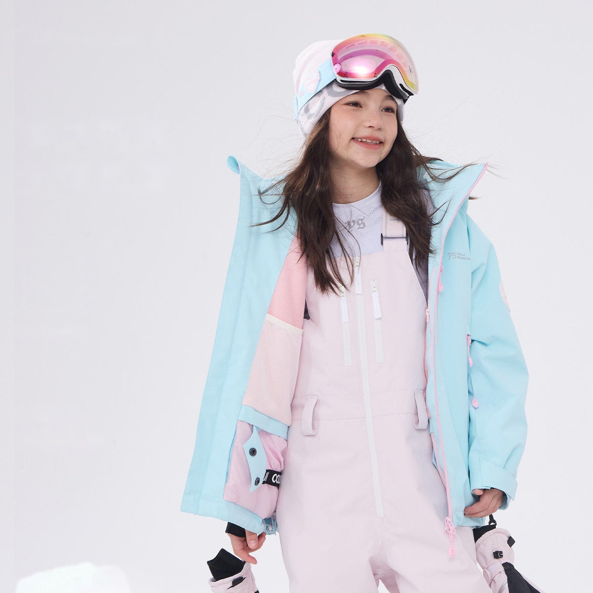 Girl wearing the Kids' 3L shell ski jacket in winter